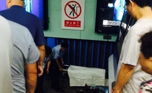 北京地铁今晨发生两起乘客掉下站台事件，一女乘客死亡