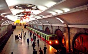 朝鲜平壤地铁站内现小卖部，韩媒分析称或系市场经济初期表象