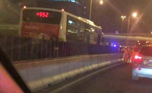 上海公交车高架车祸：司机不听劝逆行七公里，有两路口可纠错
