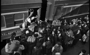 读图∣火车上的中国人：回家的路途曲折，却又心生向往