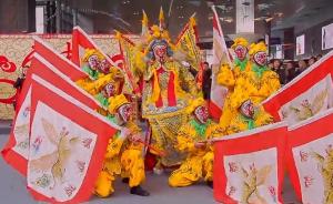 “美猴王”现身虹桥机场上演京剧武戏，与旅客同迎猴年新春