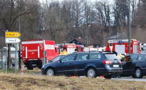 德国南部火车相撞逾百人伤亡，造成至少两人死亡