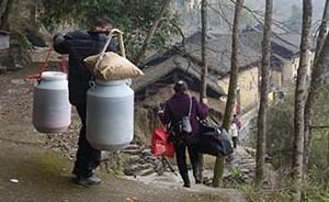 湖南一村莊村民打工集體租住浙江城中村，房子久無人住成空村