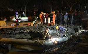 车流量大致路面下沉，上海1.2米口径自来水总管被压爆