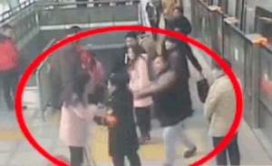 男子北京地铁逃票被抓，推工作人员致其晕倒：已被行政拘留