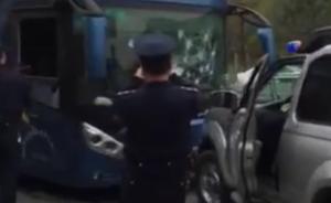深圳交通委回应执法人员抡锤砸大巴争议：黑车反复冲撞执法车