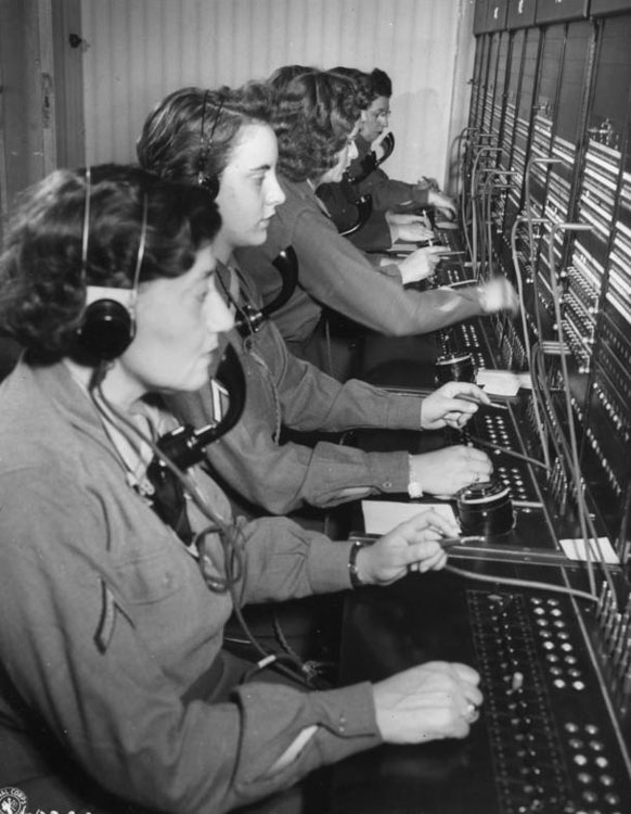 07Women's-Army-Corps-telephone-operators-at-the-Potsdam-Conference.
