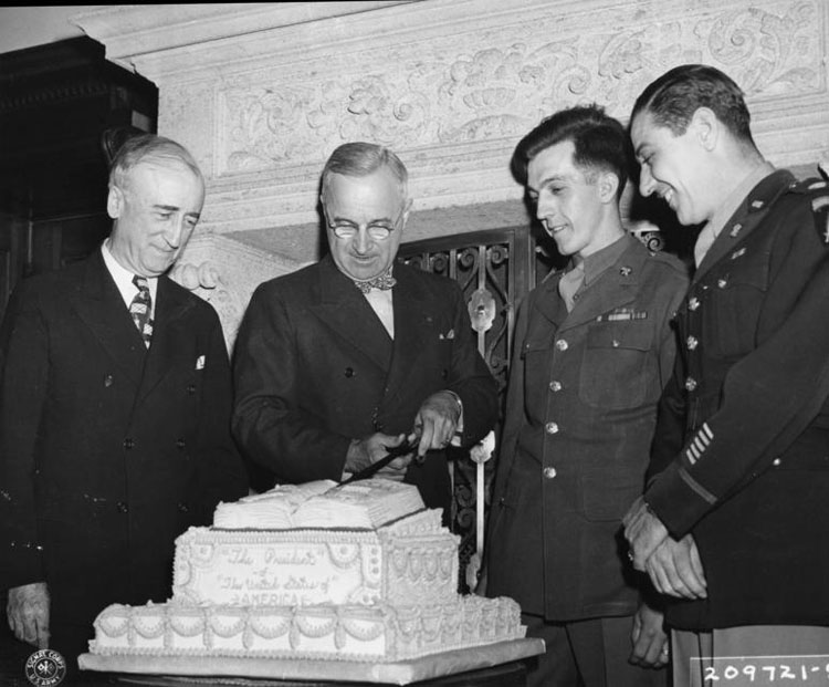 15President-Truman-cuts-special-Presidential-cake-during-the-Potsdam-Conference