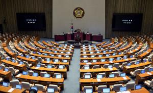 面对空荡荡的会议室，韩国在野党议员马拉松式演讲阻挠反恐法