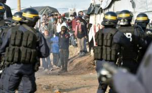 法国政府强拆加莱难民营，法院下令教堂、清真寺、学校不能动