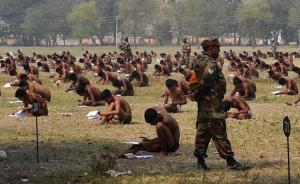 印度考试作弊严重军方祭出“半裸考”大招：只穿内裤坐草坪上