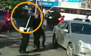 云南一民警处罚违章车辆遭当街殴打，打人女子被刑事拘留