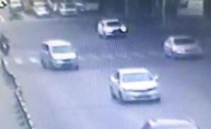 上海一电瓶车闯红灯与公交车发生碰擦，致6名乘客受伤