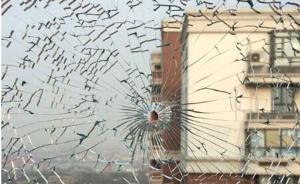 上海一小区上演“让子弹飞”：男子用弹弓射钢珠打爆多家窗户