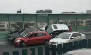 早高峰上海高架发生多车事故，两车“飞檐走壁”爬上隔离墙