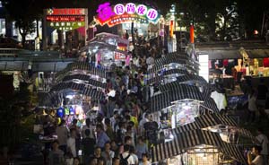 上海彭浦夜市上百摊主被“招安"，转战商业广场重起炉灶