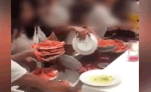 中国游客被曝泰国吃自助餐用盘子疯狂铲虾，网友：没吃过虾？