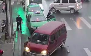 安徽一女孩卷入面包车底，十余市民抬车48秒救人