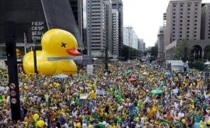 巴西白领用“大黄鸭”抗议总统罗塞夫，社会阶层关系日趋紧张
