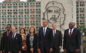 奥巴马刚好站在切·格瓦拉的壁画前拍照，引起美国人热烈讨论