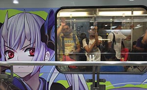 动漫“痛列车”首现上海，粉丝专程守候当场跪拜引发争议