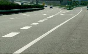 上海一司机在高速匝道内倒车200米，称没意识到这样违法