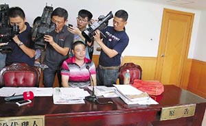 杭州46岁小区保安因给单身女业主写情书被辞退，起诉公司