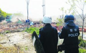 湖北武汉拆除一偷建基地遭车堵桥断，村民与执法者对峙4小时