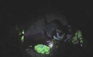 安徽滁州轿车翻车，4名交警为救人用身体当千斤顶撑了半小时