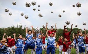 上海学生众筹出版中英双语小说，为贫困地区小学援建足球场
