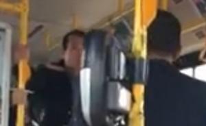 “铁路乘务员”乘车插队与乘客对打，兰州铁路局：制服不正规