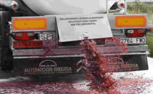 西班牙召见法国大使，抗议法国红酒商劫车倾倒9万瓶葡萄酒