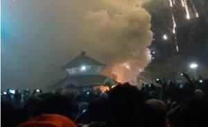 印度一庙宇节庆放烟花引发火灾，已造成77人死200人伤