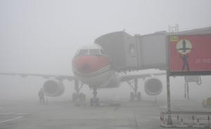 成都机场遇近年来最大浓雾困万余旅客，罕见发航班延误红警