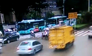 深圳轿车闹市高速冲向人群撞伤9人，警方刑拘肇事司机