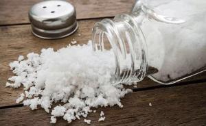 医生驳“低钠盐送命”：健康人无需担心，少吃盐才是关键