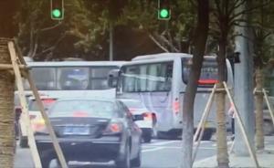 上海多家企业通勤大巴仗着个大随意变道，交警先抓拍次日处罚