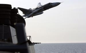 俄战机“模拟攻击”美军舰掀波澜：一对老冤家的“老游戏”