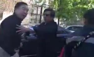 网曝一快递小伙因刮蹭轿车遭车主追打，北京警方征集线索
