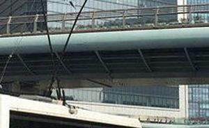 上海市中心天桥施工拆了电车线，一电车未察觉辫子翘起被卡住