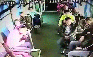 北京大货车与公交相撞监控曝光：直接插进车厢，乘客被撞飞