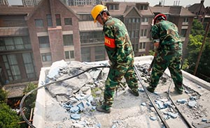上海一小区违建业主扔酒瓶砖头暴力抗拆，对峙12小时后妥协