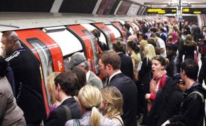伦敦地铁高峰时段有多挤？最拥挤时车厢内每平方米站5个人
