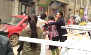 云南鲁甸证实正在调查“城管被指殴打背幼儿商贩”视频