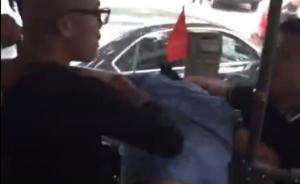 视频丨安徽三男子拦停公交车翻窗暴打司机，警方敦促归案