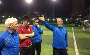 一个荷兰人来中国建草根足球队，居然请了名帅+三外援……