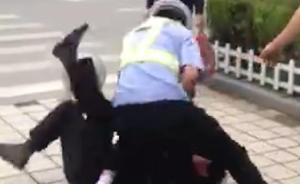 江西一男子骑摩托拒绝检查被摁在地，警方要求交警大队长道歉