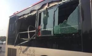 天津两辆公交车因司机斗气当街互撞：车窗破碎，乘客摔倒受伤