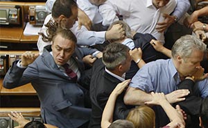 乌克兰议员打架照呈“黄金比例”，被网友P成文艺复兴范油画