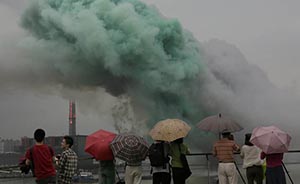 黄浦江畔上演“白日焰火”，浓烟被疑导致PM2.5飙升